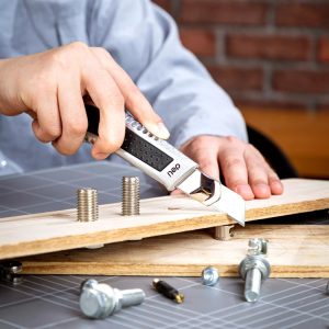 DELI μεταλλικό κοπίδι με ασφάλεια DL4255, 18mm, ασημί 2 18mm